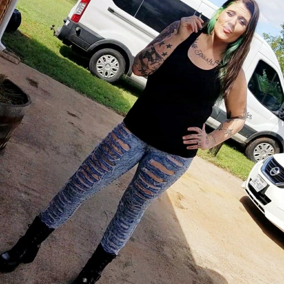 Meet your Posher, Courtney - Picture 2 of 7